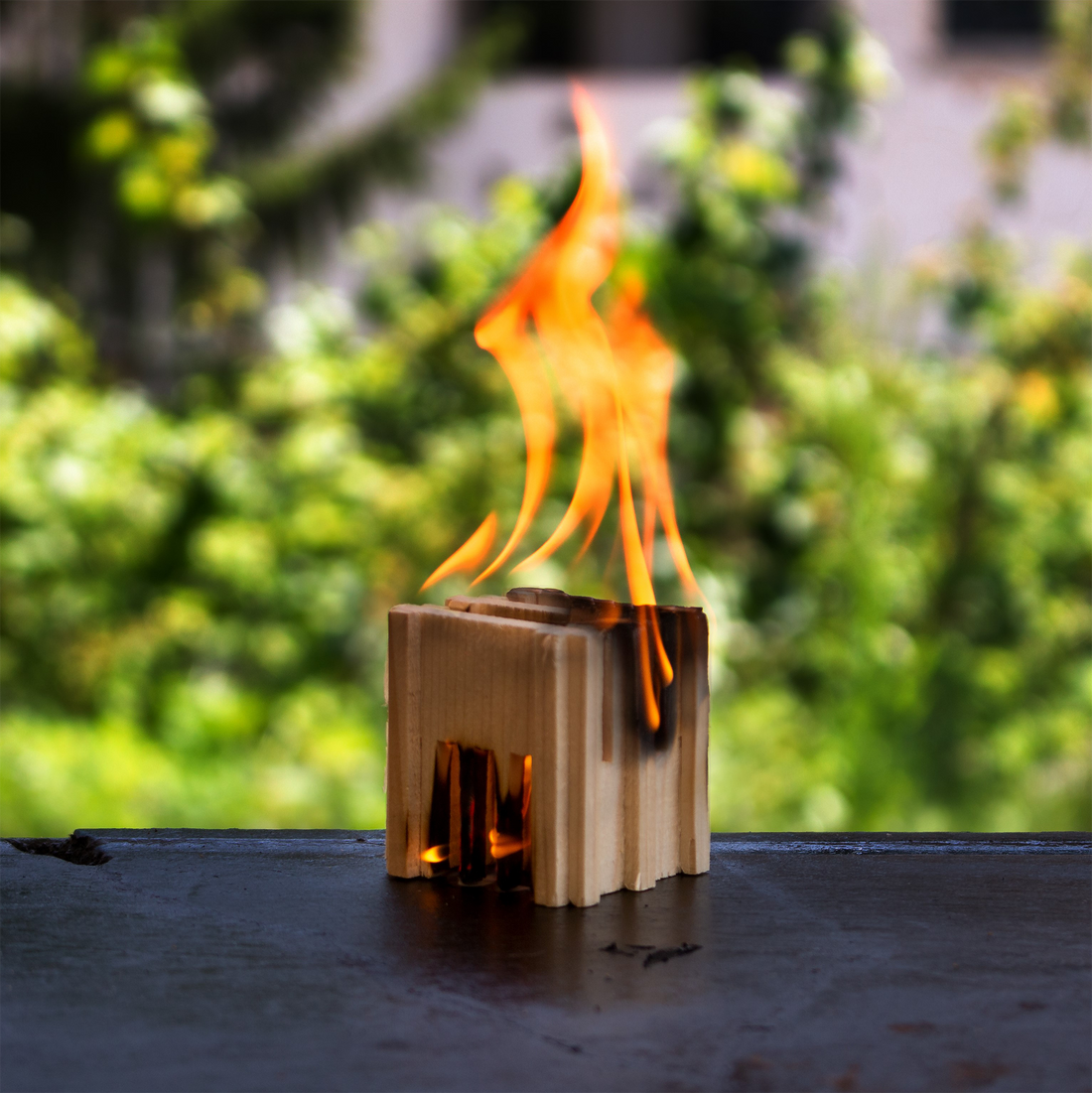 cubetto accendifuoco ecologico di legno naturale delegn acceso con fiamma